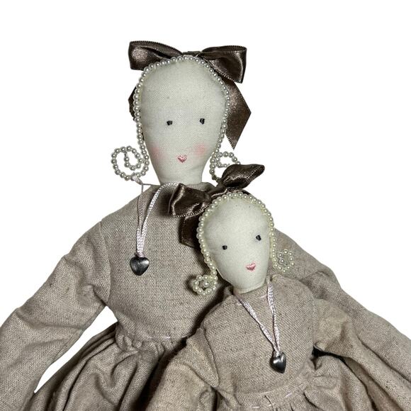 Mother Daughter Doll Set Magnetic Hands New Taupe Dresses - Picture 2 of 11